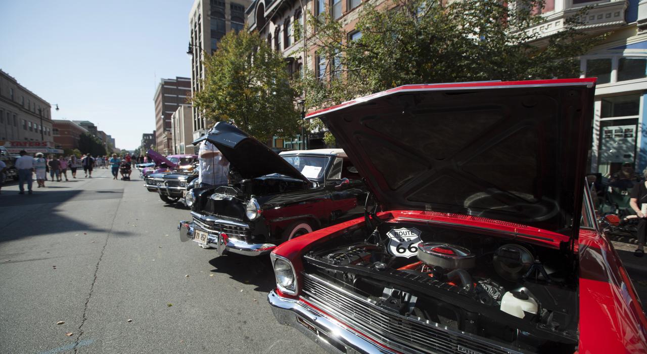 El Route 66 Mother Road Festival con automóviles clásicos en Springfield, Illinois