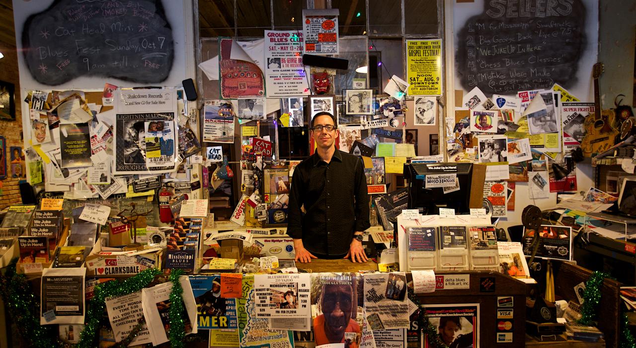 Roger Stolle 在密西西比州克拉克斯代爾的貓頭三角洲藍調民謠唱片行