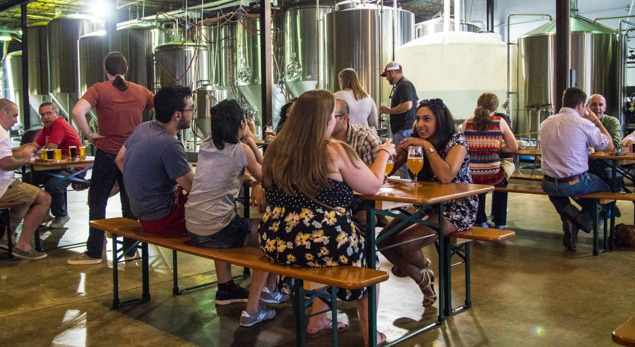 Salle de dégustation au Great Raft Brewing