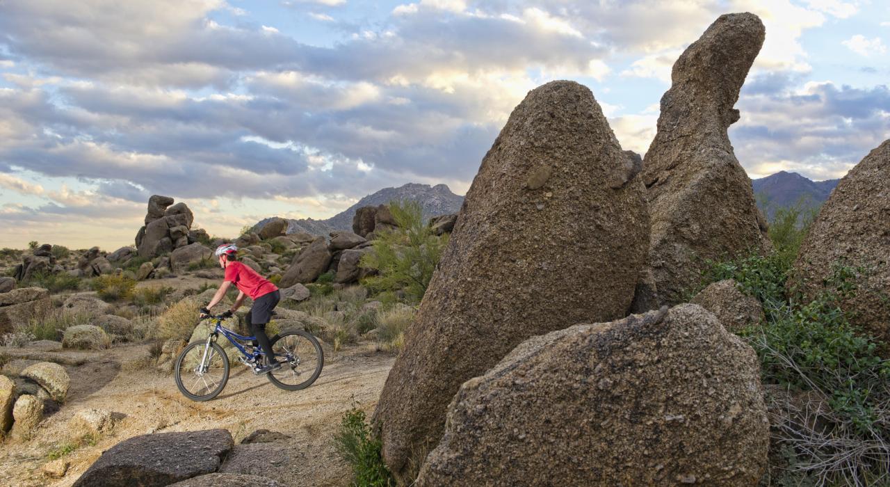 VTT sur les sentiers qui sillonnent le relief rocheux