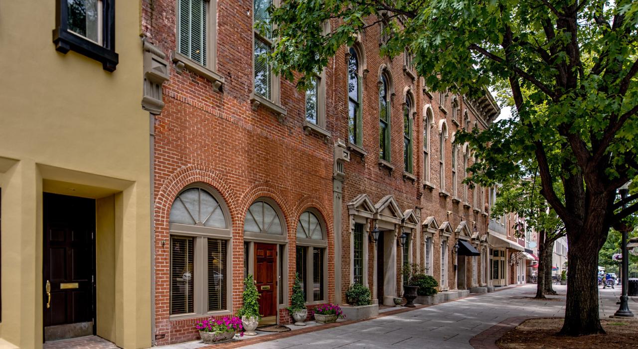 역사적인 매력으로 가득한 그늘진 거리