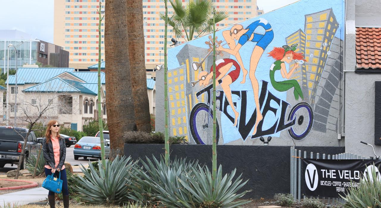 Art mural coloré sur la façade d’un magasin de vélos du centre-ville