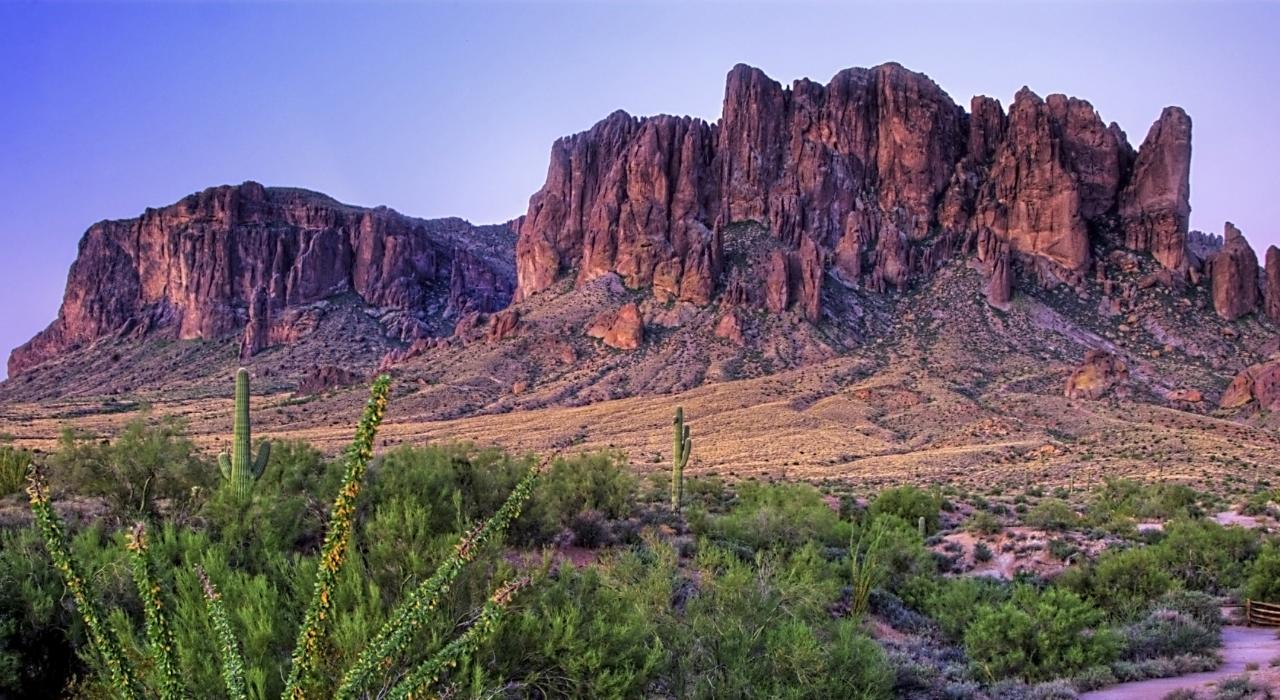 Sentier vers les monts de la Superstition dans le Lost Dutchman State Park