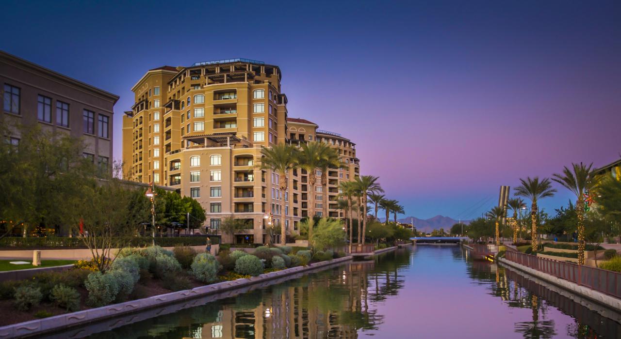 Tombée de la nuit au complexe Scottsdale Waterfront, en face du canal de l’Arizona