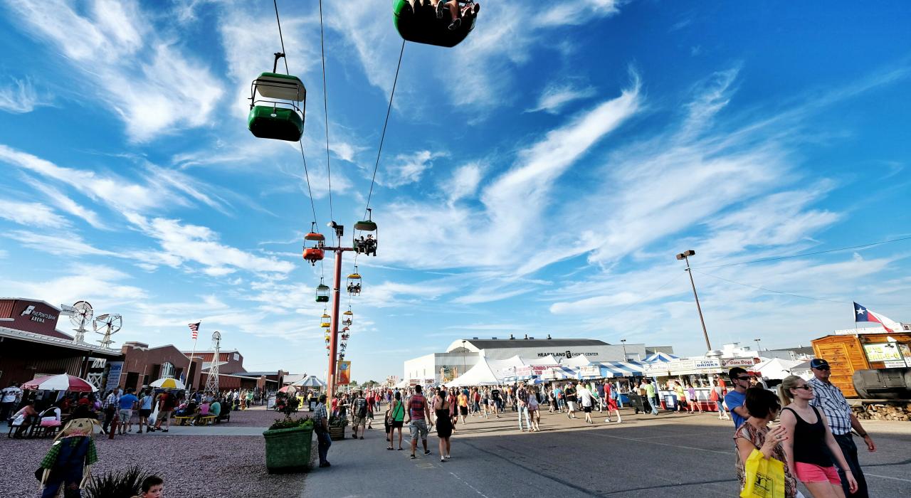 네브래스카 주립공원의 인파 위로 손님을 태우고 이동하는 스카이 리프트