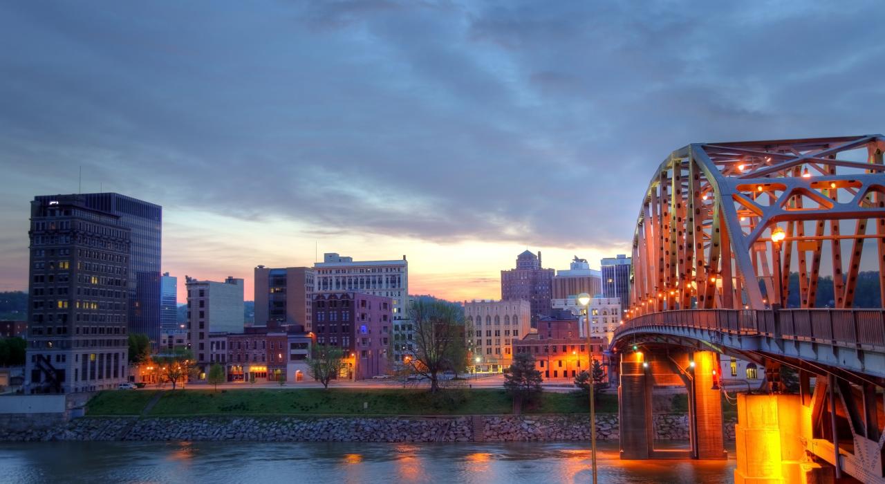 Pont illuminé au-dessus de la Kanawha River