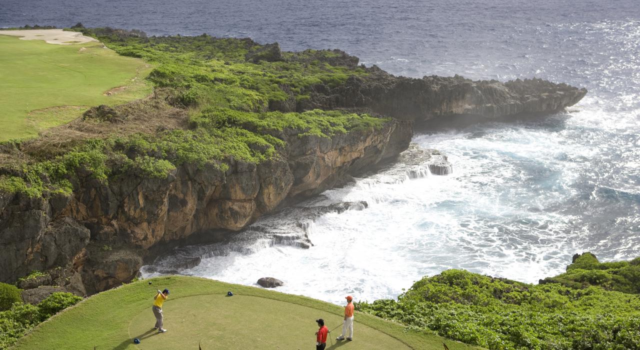 在风景秀丽的劳劳湾崖顶挥杆