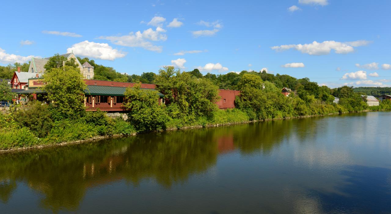 威努斯基河穿越城市中心