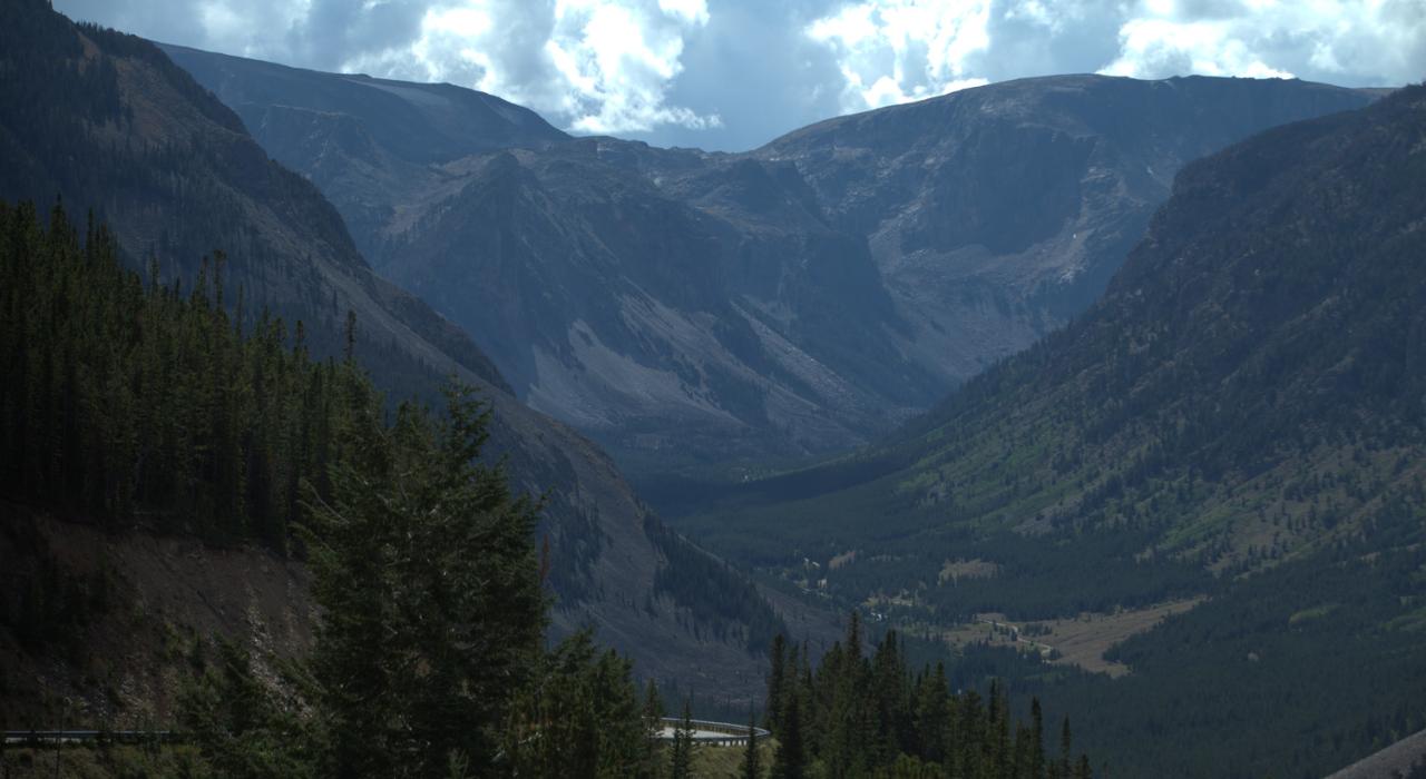 Asombrosas vistas de las montañas cerca de Yellowstone National Park en Montana