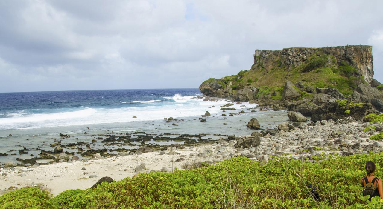 沿一条小路到达僻静的禁断岛