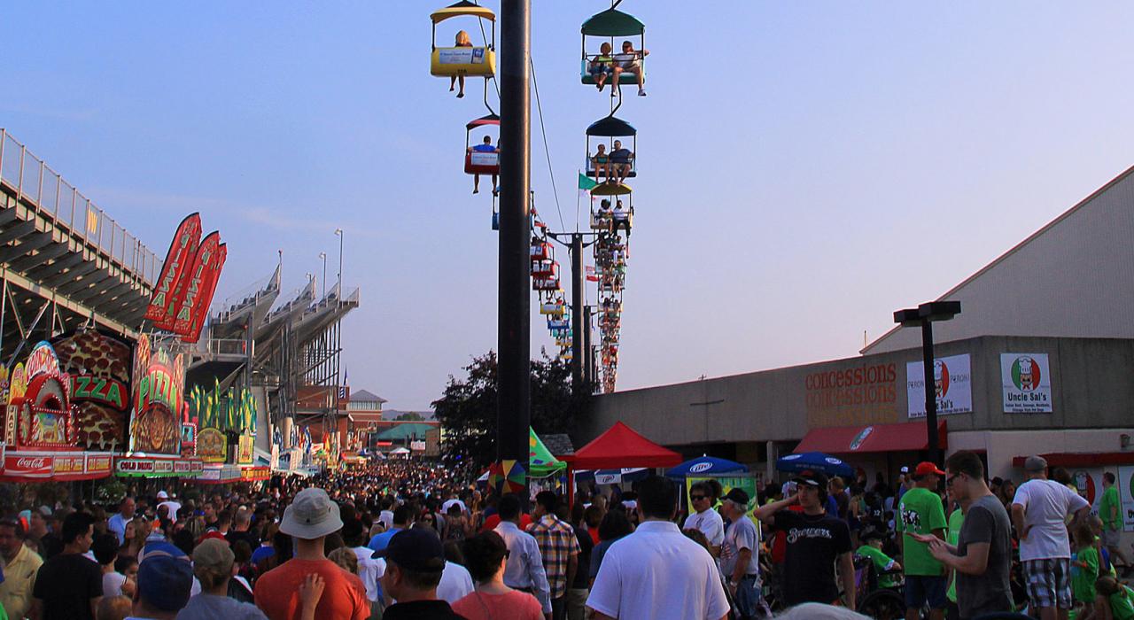 威斯康星州博览会上，SkyGlider 索道缆车上升到人群上空