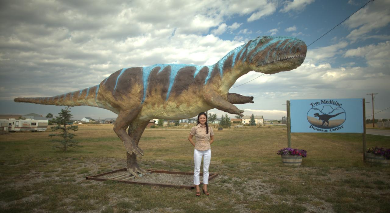 Exhibición de dinosaurios fuera de Two Medicine Dinosaur Center en Montana