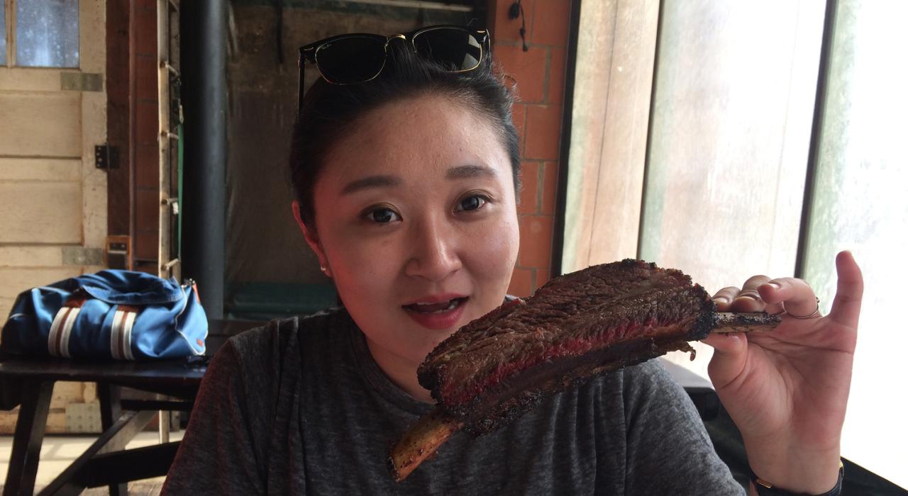 Dégustation de viande cuite au barbecue dans un restaurant de Taylor, Texas