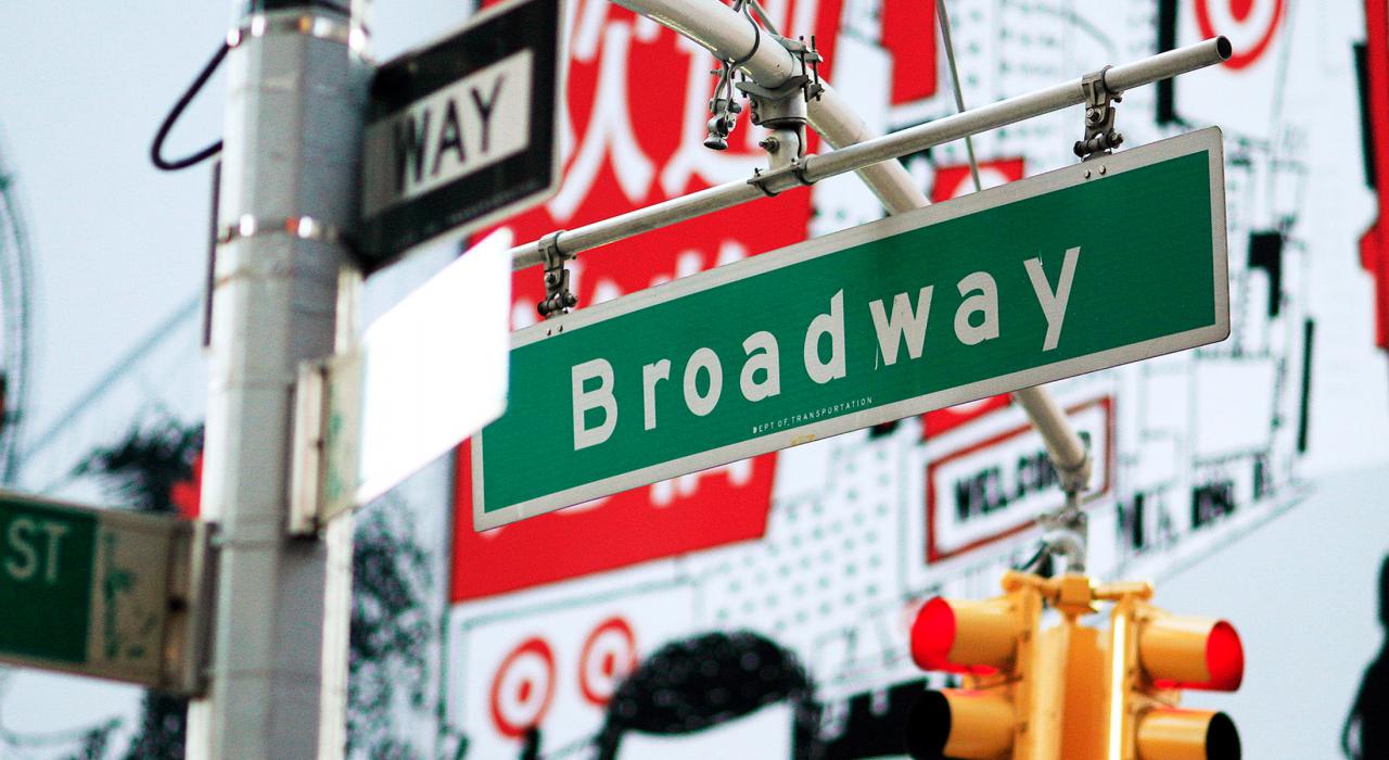 Straßenschild an der Ecke Broadway und West 42nd Street inmitten des Theaterviertels von New York City
