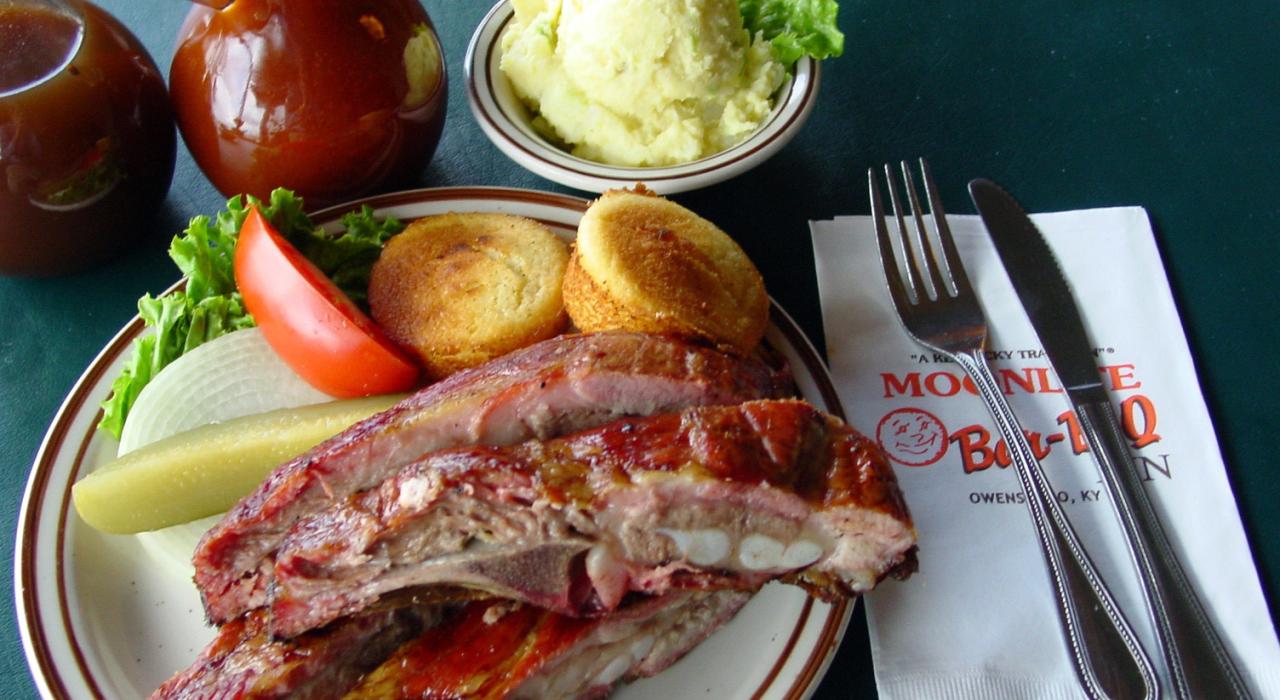 欧文斯伯勒的月光烧烤店最受欢迎的主菜——香喷喷的烤排骨