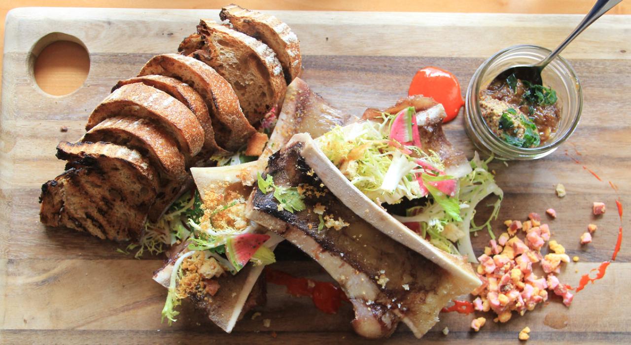 烤面包配骨髓开胃菜