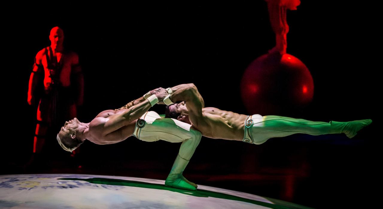 Corpos que se dobram em formas inacreditáveis. Força e resistência harmonizadas com música para agradar olhos e ouvidos.