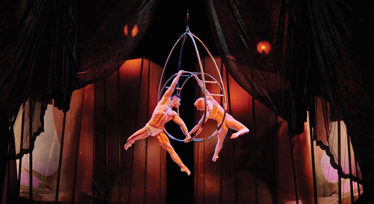 Ela sonha com ele, e seus desejos se manifestam em toda a sua intensidade nesta magnífica e apaixonante fantasia acrobática.