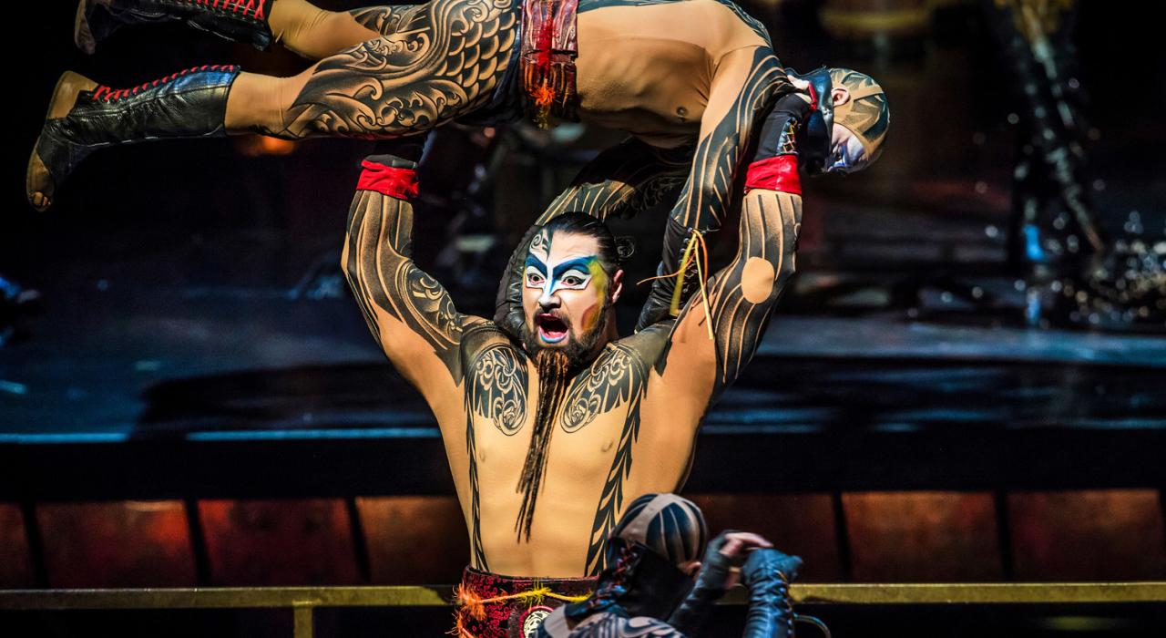 Usando seu tamanho e força, Chief Archer demonstra seu poder sobre um dos guerreiros.