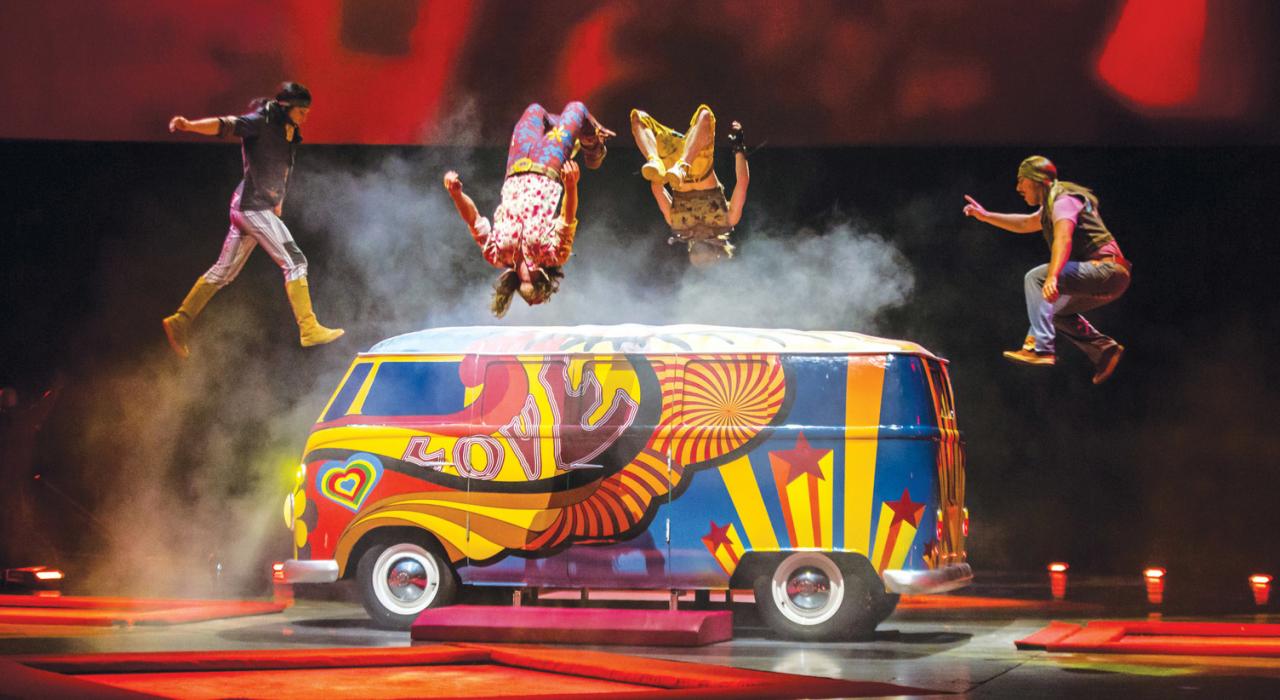 Nesta enérgica apresentação de trampolins, espíritos tentam domar e manipular as autoridades com acrobacias ousadas em ritmo alucinante.