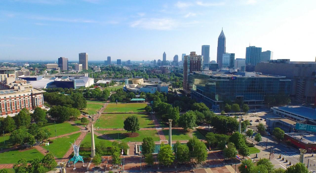 鸟瞰百年奥林匹克公园和佐治亚州亚特兰大市中心