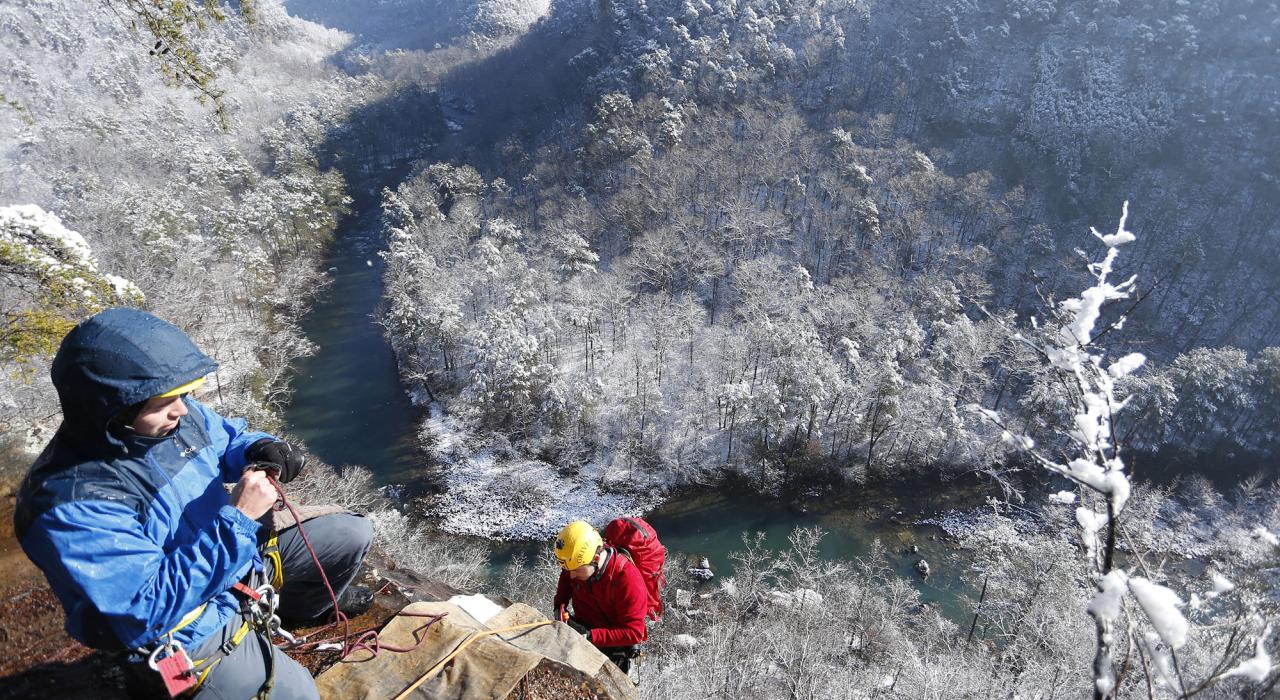 Excursion en rappel dans Little River Canyon avec True Adventure Sports par une belle journée d’hiver