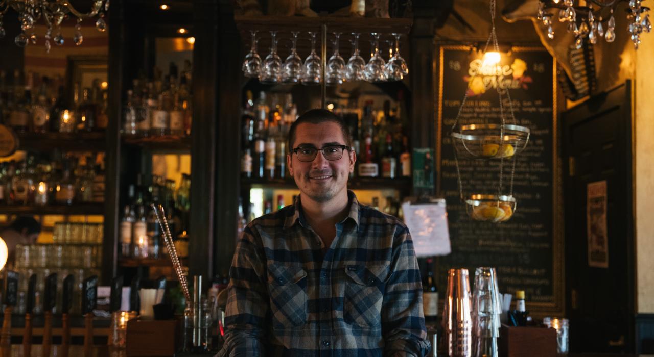 버니 브루어스 샬레의 바텐더