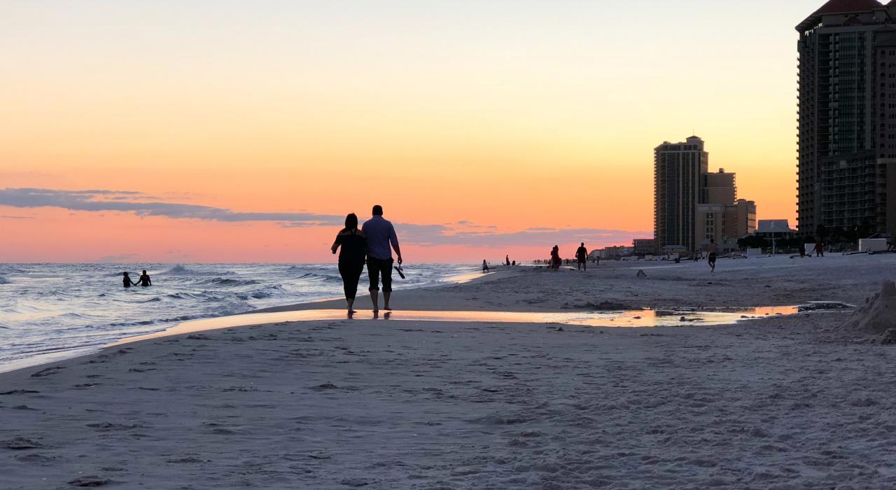 Promenade romantique sur le sable fin au coucher du soleil