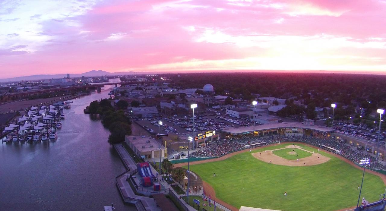 Una colorida puesta de sol sobre el Banner Island Ballpark