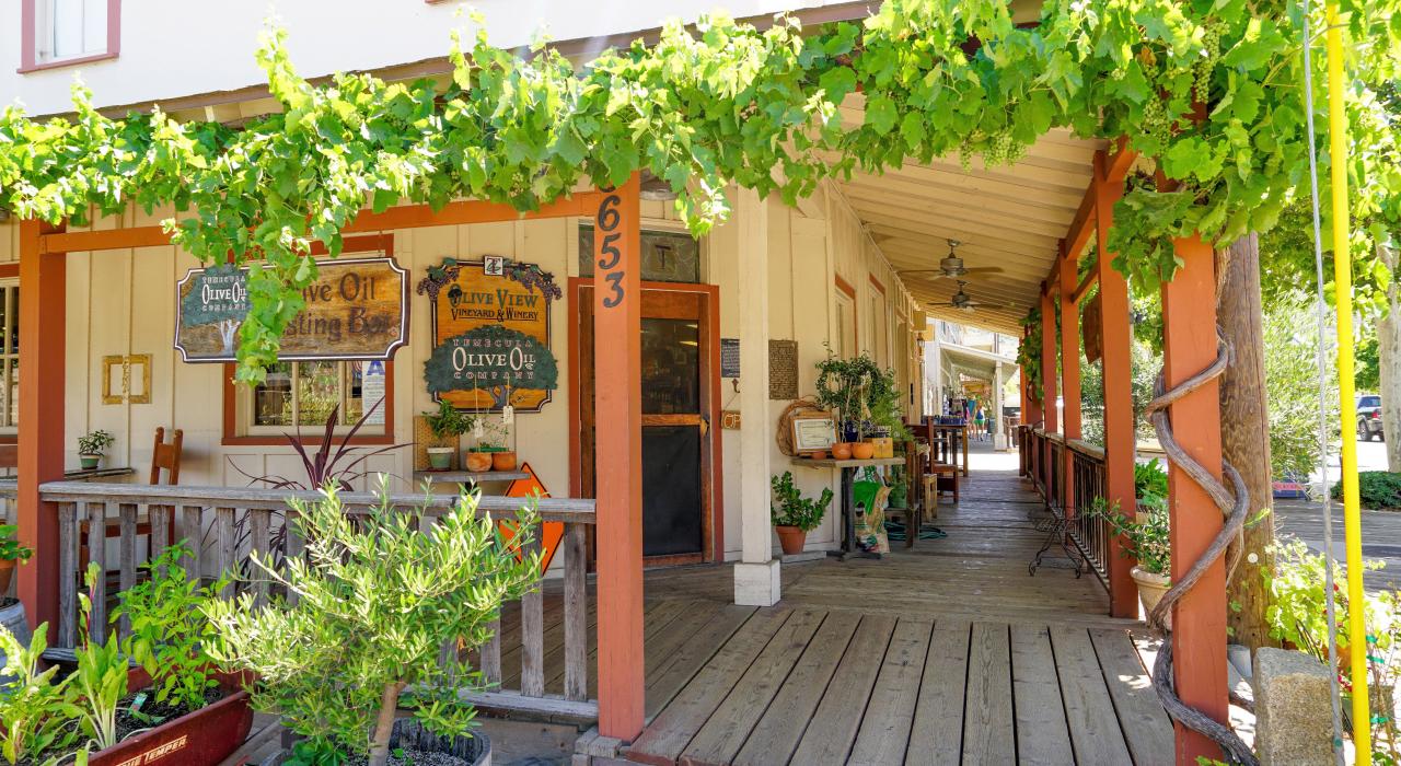 旧市街にあるテメキュラ・オリーブ・オイル・カンパニーの店外に続く木製の歩道