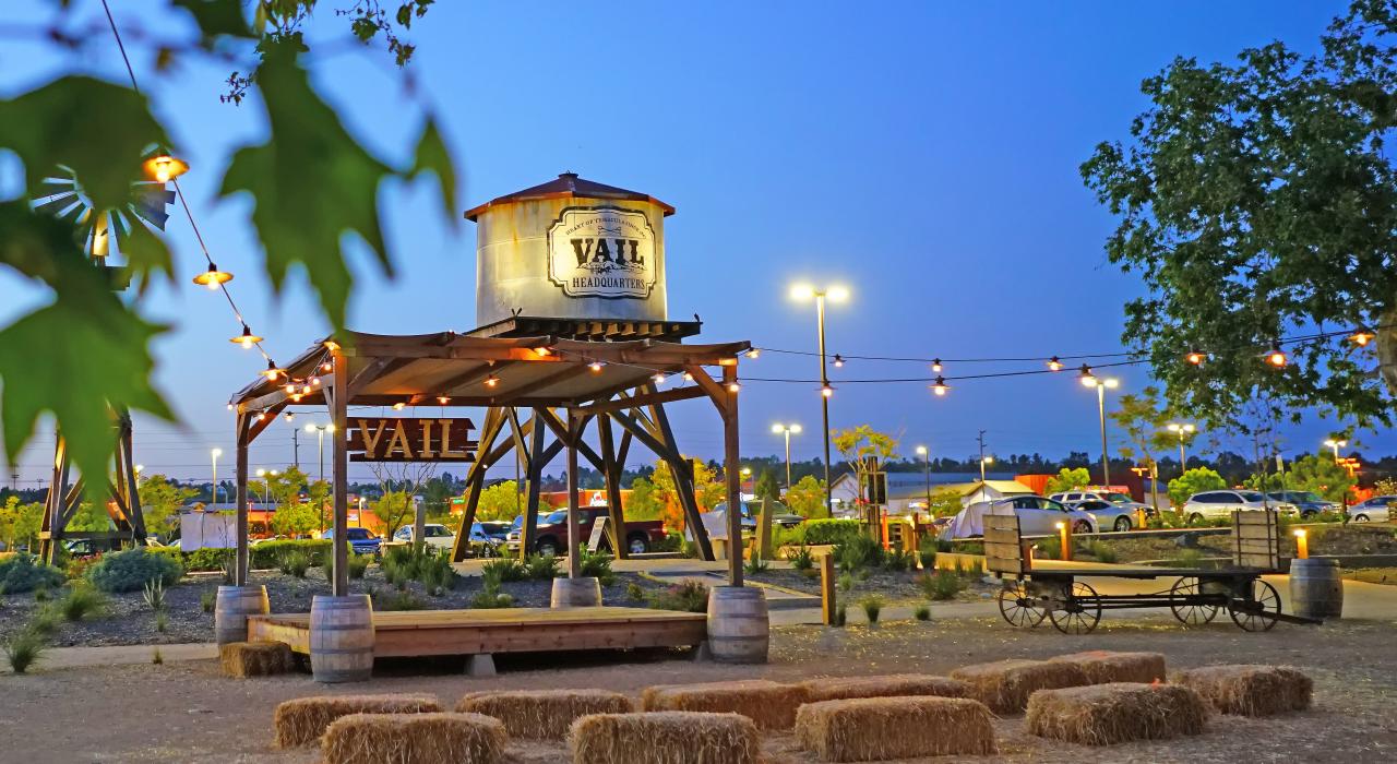 歴史あるかつての牧場「ベイルヘッドクオーターズ」は、ショッピング、レストラン、エンターテイメントを楽しめる人気スポット