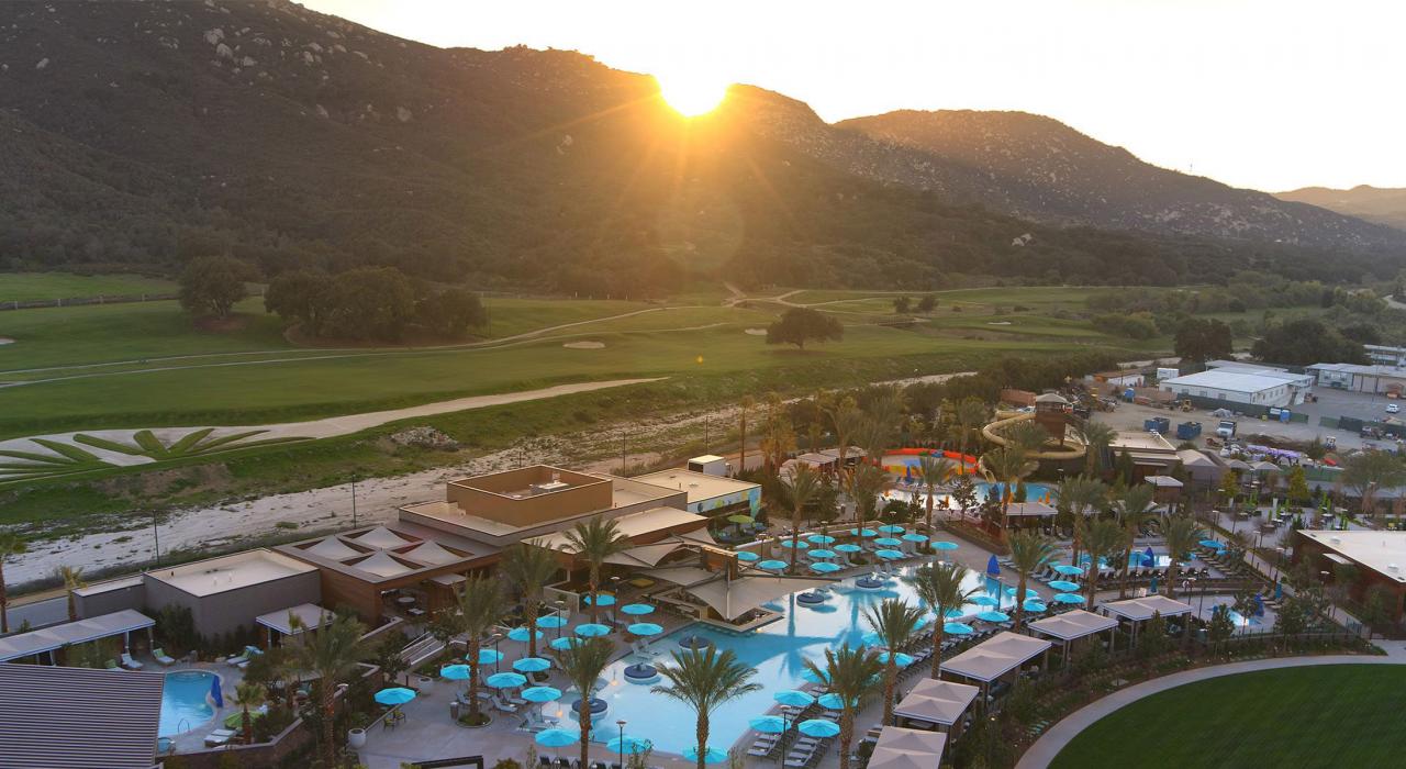 ペチャンガリゾートのコーブを取り囲む風景