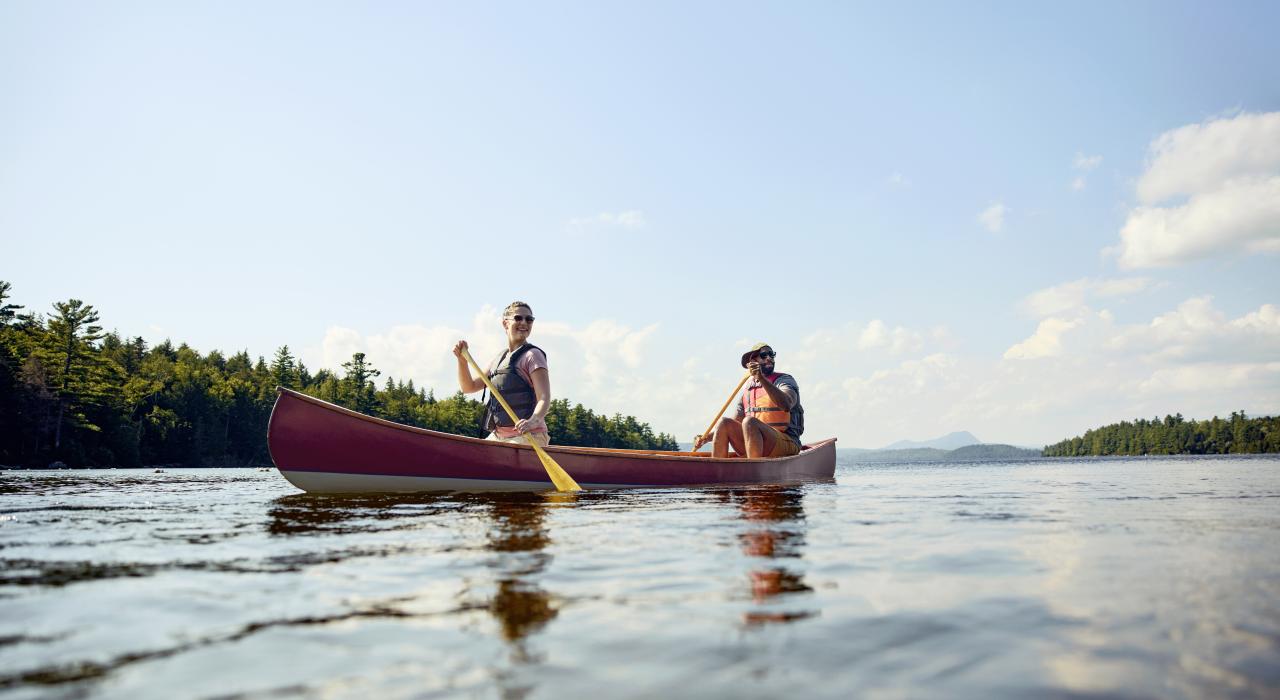 Kayakistes admirant les paysages époustouflants du Peaks-Kenny State Park, Maine
