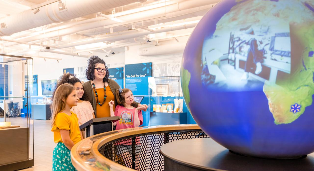 自行参观沃尔玛博物馆遗产实验室