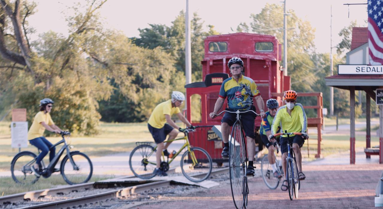 在历史悠久的 Katy Depot 火车站附近骑行