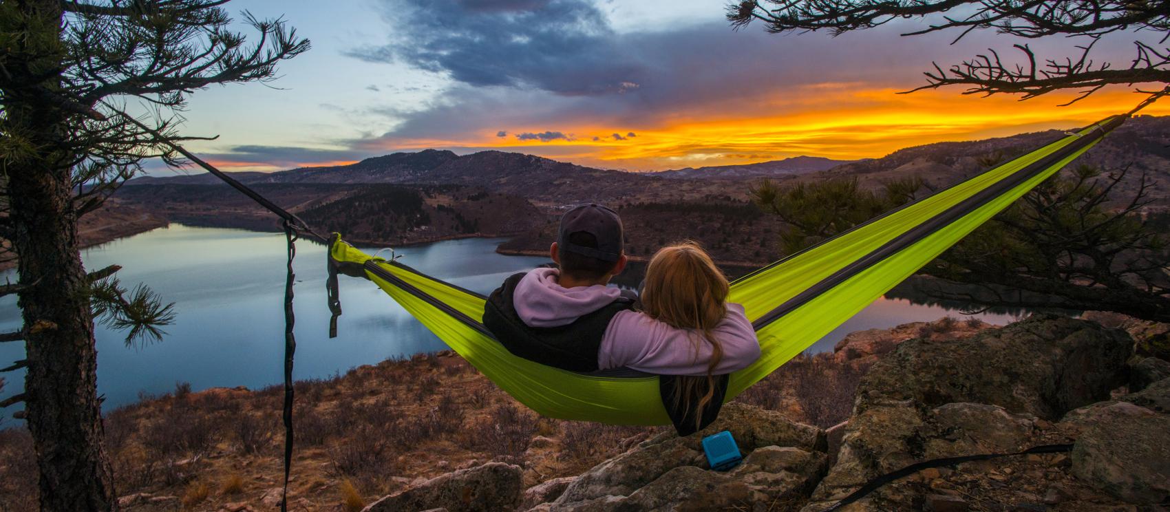 在柯林斯堡附近的馬齒岩健行的情侶，一邊欣賞美景