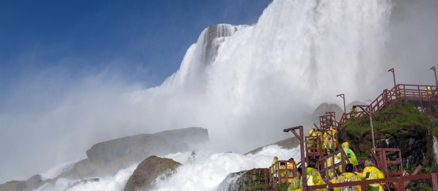 Point de vue au plus près des chutes du Niagara sur le circuit Cave of the Winds