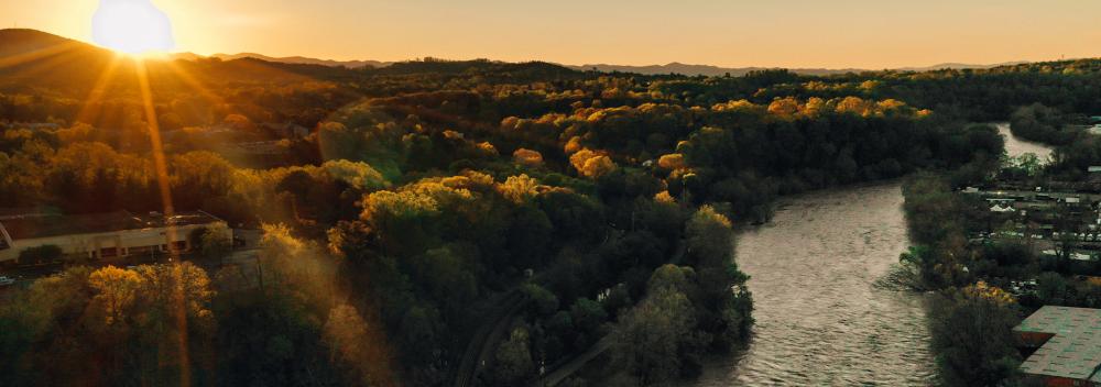 El French Broad River cruzando Asheville, Carolina del Norte El French Broad River cruzando Asheville, Carolina del Norte